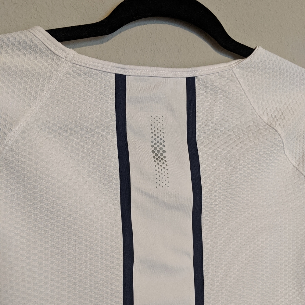 SOLD Athleta workout top - Picture 5 of 6